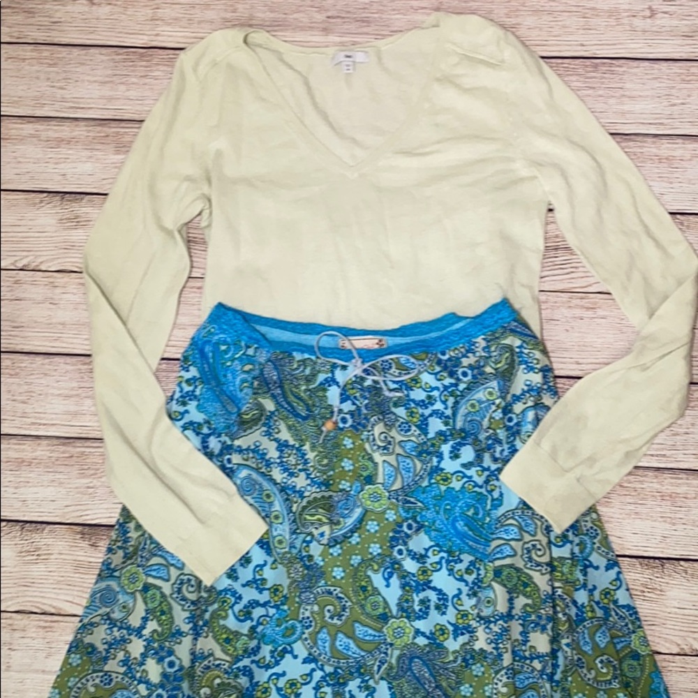 Medium Gap Sweater Skirt Outfit